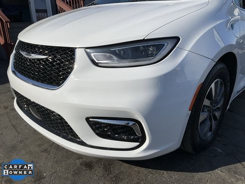 Used 2022 Chrysler Pacifica Limited w/ Uconnect Theater Family Group image 96