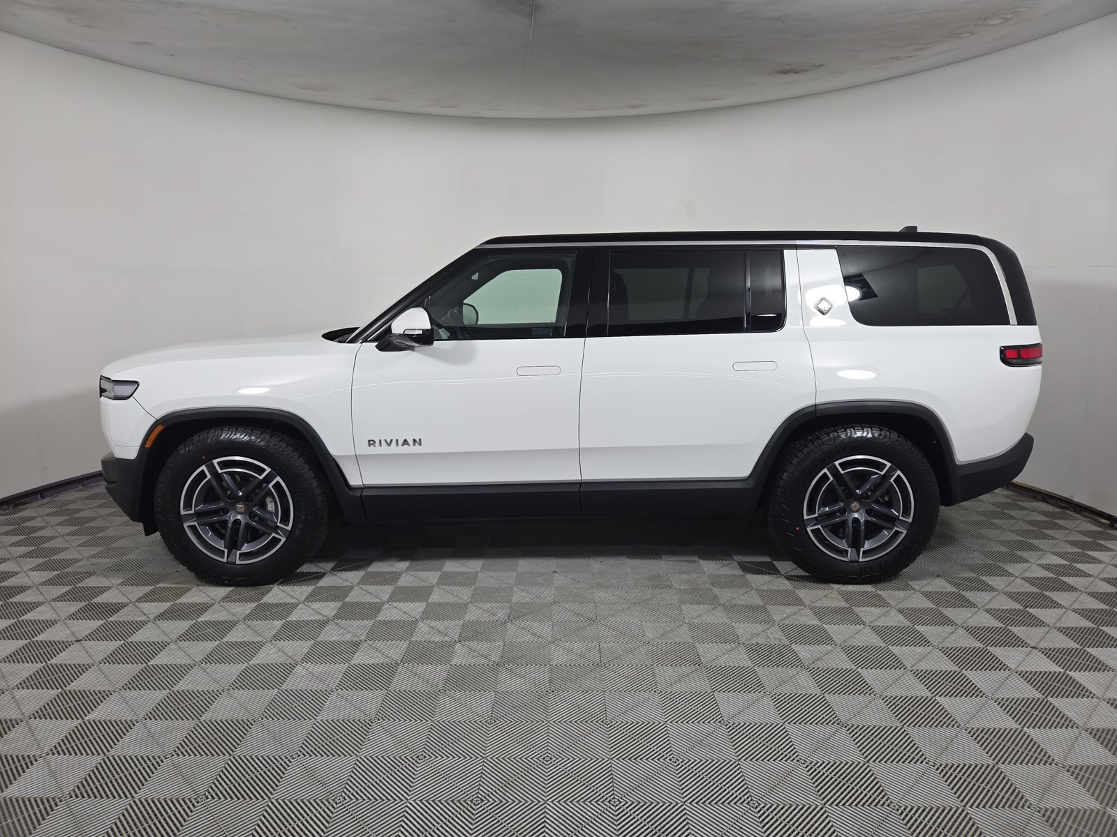 Used 2025 Rivian R1S Adventure Dual AWD/4WD image 2