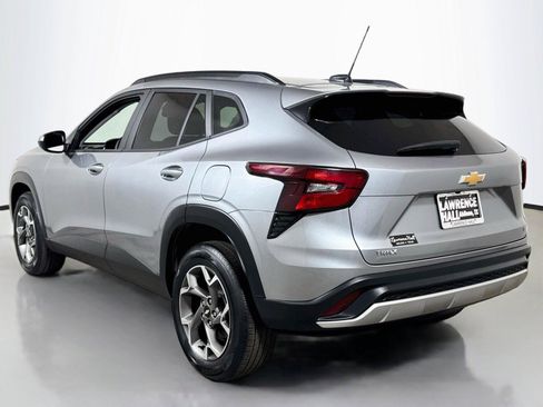 Used 2025 Chevrolet Trax LT FWD image 6