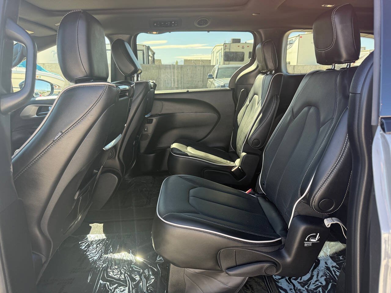 Used 2023 Chrysler Pacifica Limited w/ Uconnect Theater Family Group AWD/4WD image 18