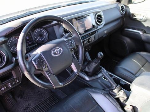 Used 2019 Toyota Tacoma TRD Off-Road image 2