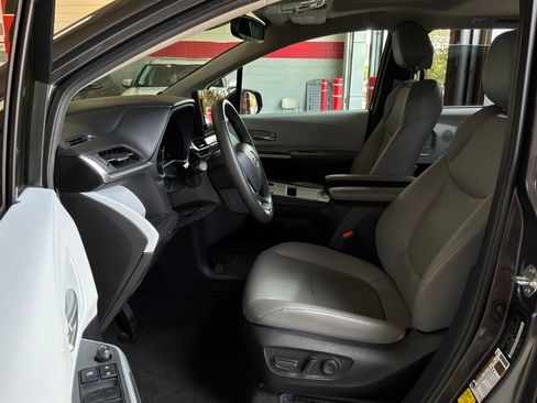 Used 2025 Toyota Sienna XLE FWD image 10
