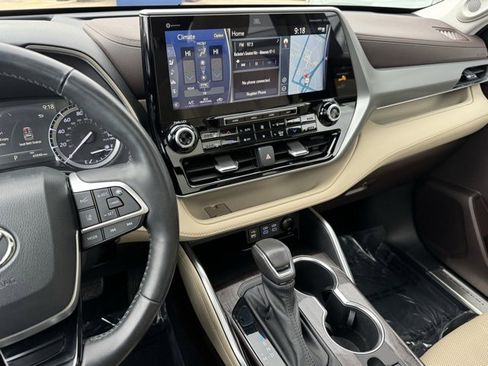 Certified 2022 Toyota Highlander Platinum image 23