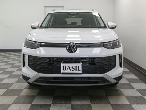 Used 2025 Volkswagen Tiguan SE w/ Panoramic Sunroof Package AWD/4WD image 3