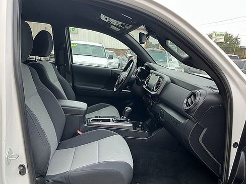 Used 2022 Toyota Tacoma TRD Off-Road AWD/4WD image 11