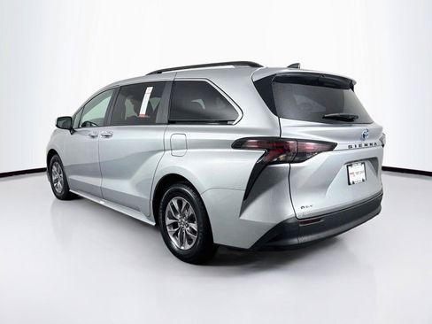 Certified 2025 Toyota Sienna XLE FWD image 13