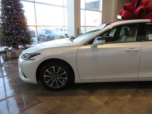 New 2025 Lexus ES 350 image 2