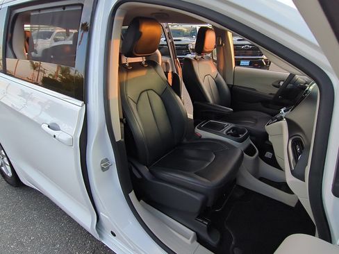 Used 2024 Chrysler Pacifica Touring-L FWD image 25