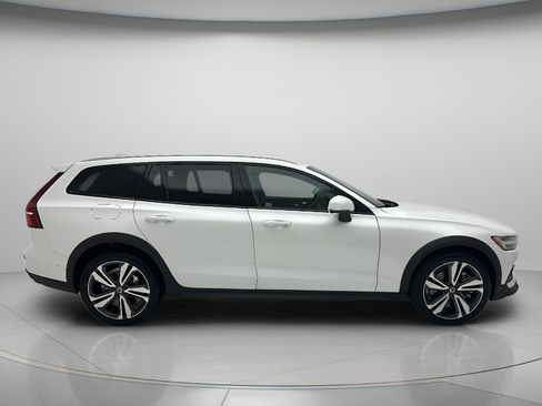 Used 2025 Volvo V60 B5 Cross Country Plus AWD/4WD image 4