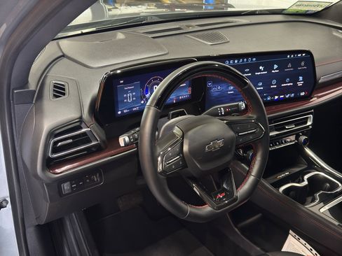 Used 2025 Chevrolet Traverse RS image 21