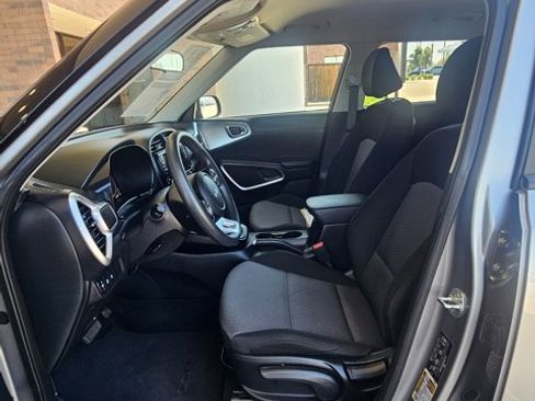 Used 2023 Kia Soul LX image 10