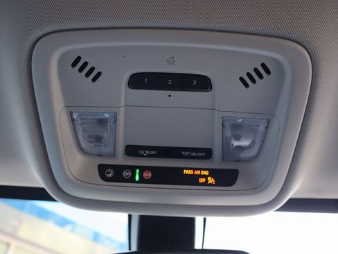 Used 2021 Chevrolet Traverse LT image 17