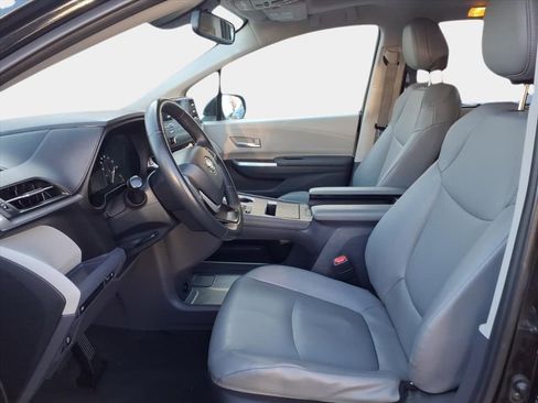 Used 2023 Toyota Sienna XLE image 8