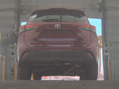 Used 2020 Toyota Highlander XLE image 6