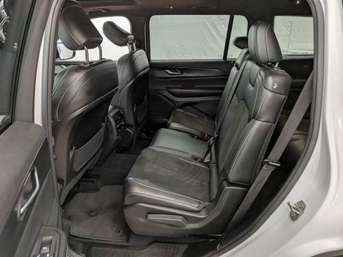 Used 2023 Jeep Grand Cherokee L Laredo image 17