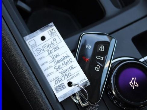 Used 2025 Volkswagen Tiguan SE w/ Panoramic Sunroof Package image 35