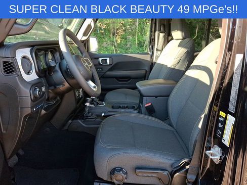 Used 2025 Jeep Wrangler Unlimited Sahara AWD/4WD image 14