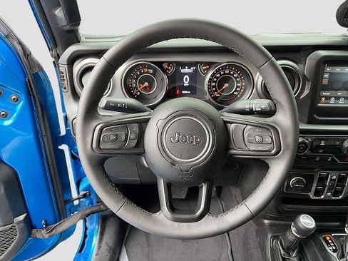 Used 2023 Jeep Gladiator Sport AWD/4WD image 11