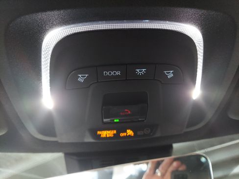 Used 2025 Toyota Corolla SE FWD image 18