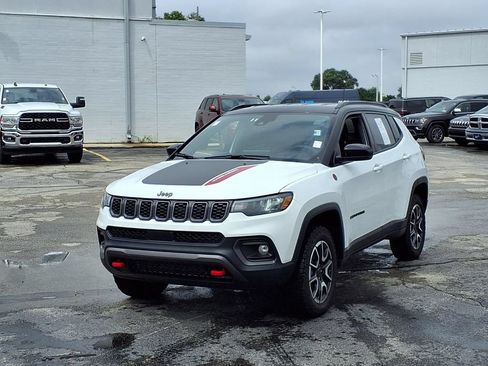 Used 2025 Jeep Compass Trailhawk AWD/4WD image 2
