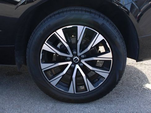 Used 2025 Volvo XC60 B5 Plus image 38