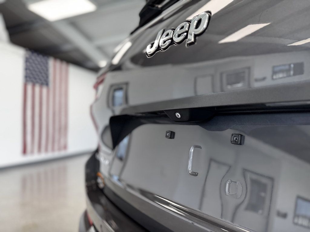 Used 2021 Jeep Grand Cherokee L Limited AWD/4WD image 32