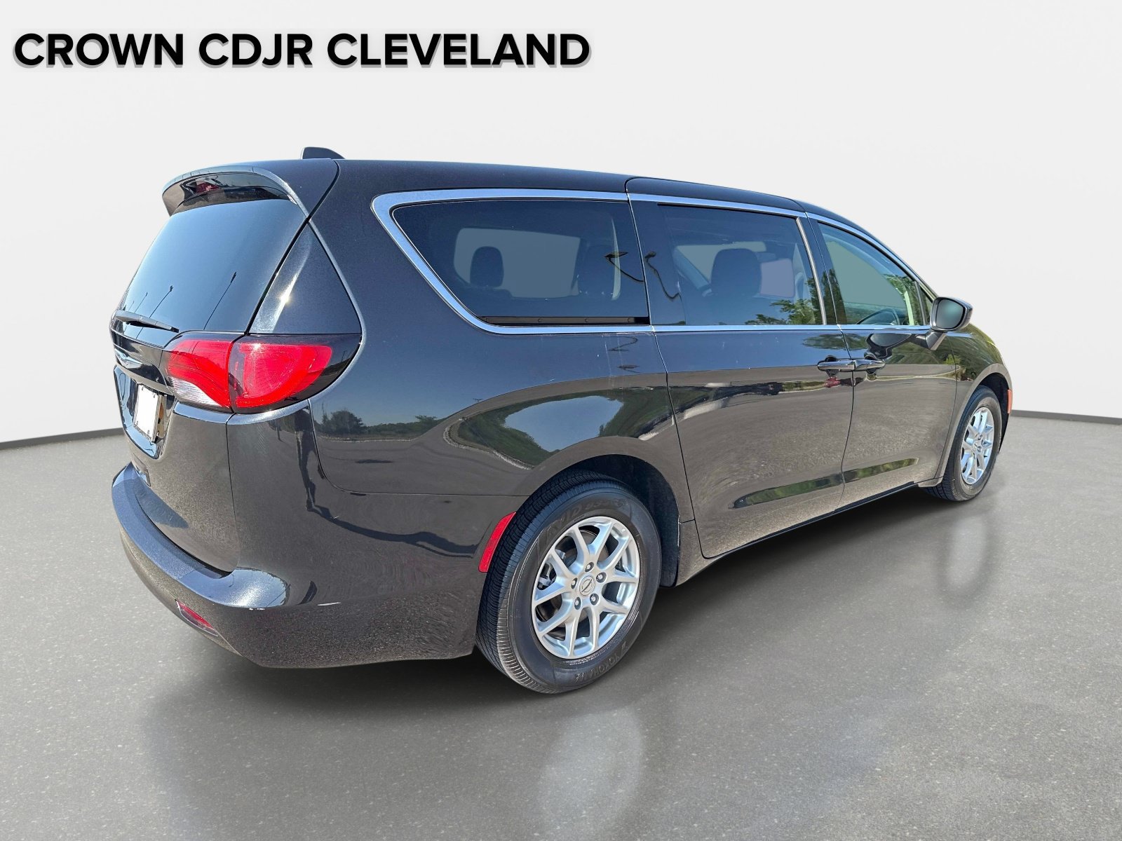 Used 2023 Chrysler Voyager LX FWD image 5