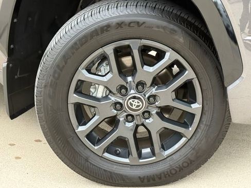 Used 2025 Toyota Tundra Platinum AWD/4WD image 2