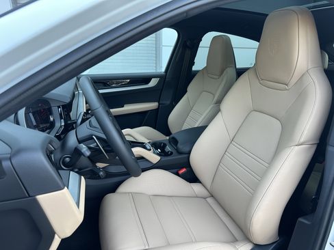 Certified 2025 Porsche Cayenne E-Hybrid Coupe AWD/4WD image 5