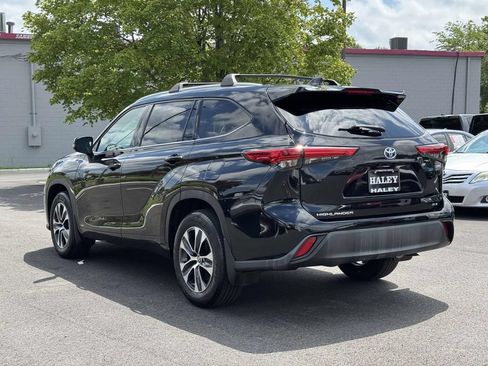 Used 2022 Toyota Highlander XLE AWD/4WD image 25