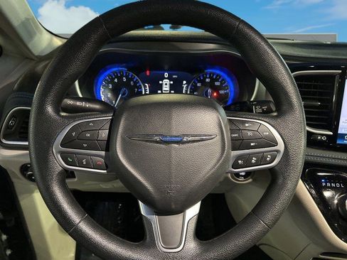 Used 2021 Chrysler Pacifica Touring image 14