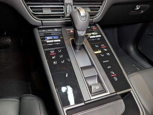 New 2026 Porsche Macan Turbo image 22