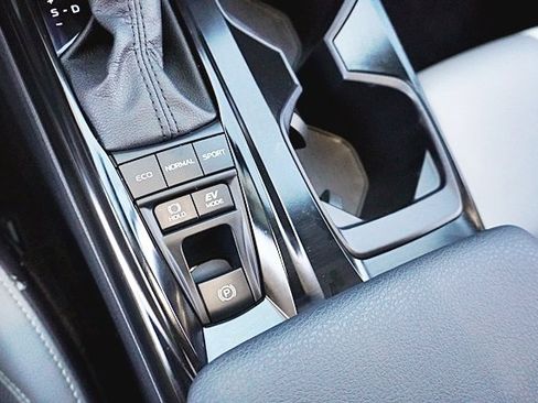 Used 2025 Toyota Camry SE image 30