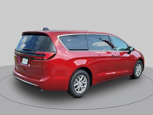 New 2027 Chrysler Pacifica Select FWD image 3