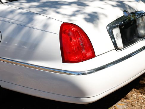 Used 1999 Lincoln Town Car Executive image 29