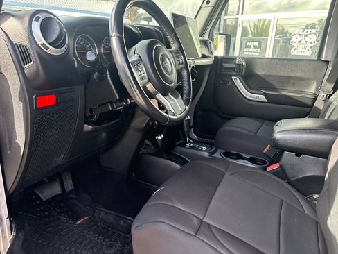 Used 2016 Jeep Wrangler Unlimited Rubicon image 14