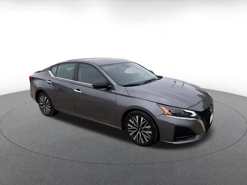 Used 2025 Nissan Altima 2.5 SV FWD image 2