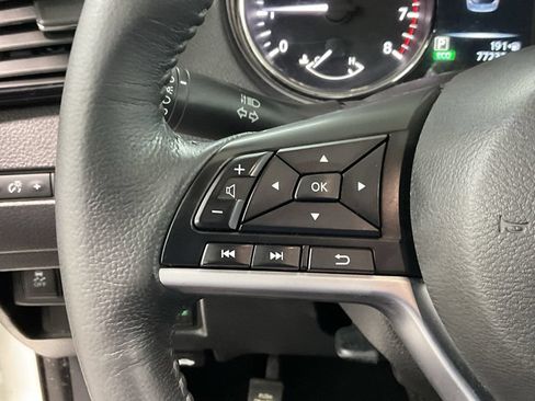 Used 2017 Nissan Rogue SV FWD image 9