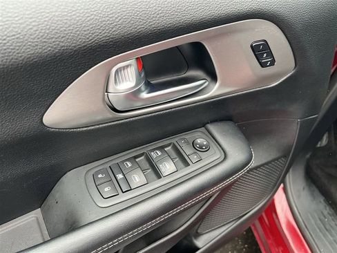 Used 2020 Chrysler Pacifica Touring-L image 18