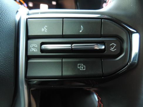 Used 2025 Chevrolet Colorado Z71 w/ Technology Package AWD/4WD image 33