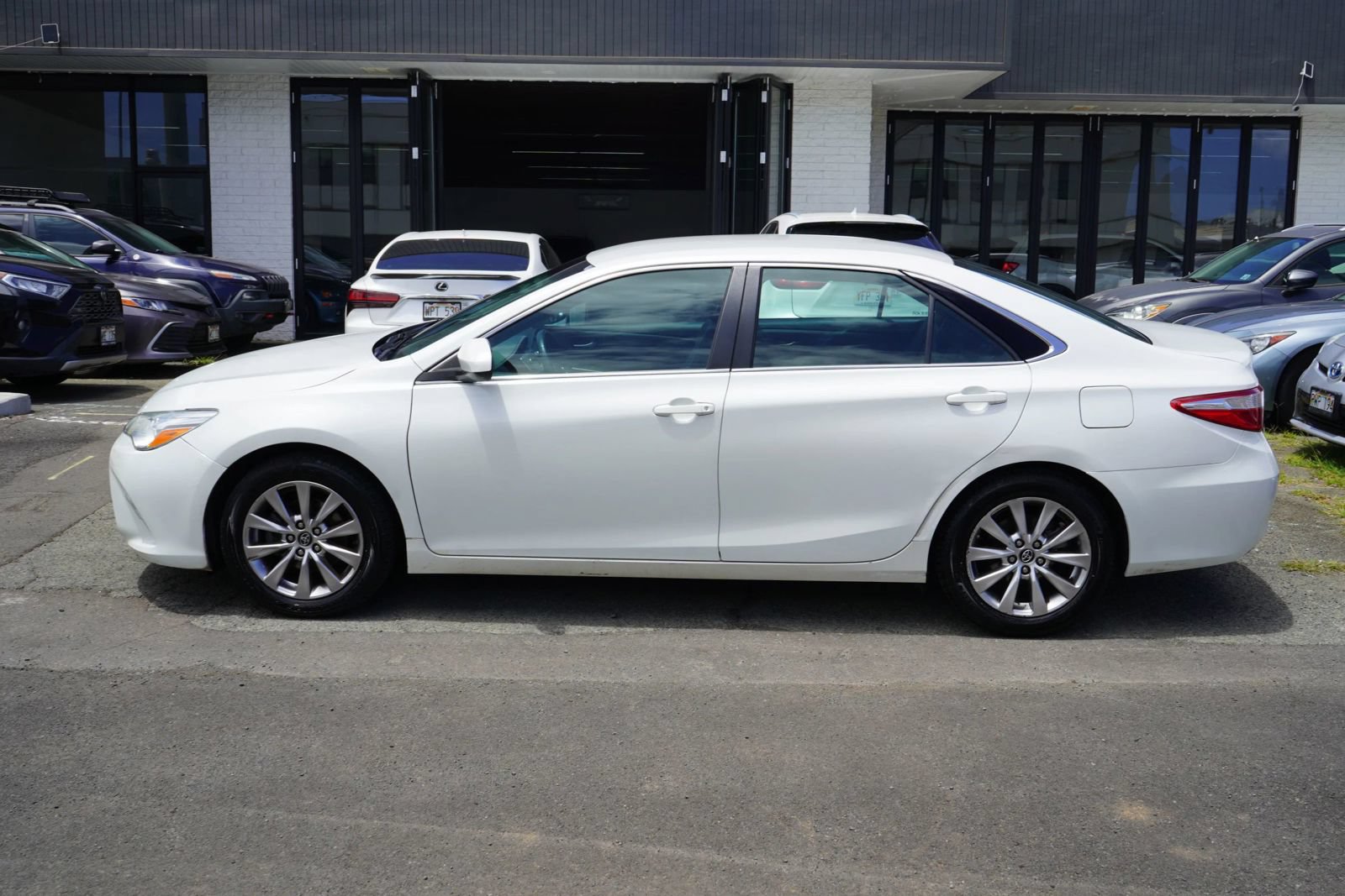 Used 2016 Toyota Camry XLE FWD image 2