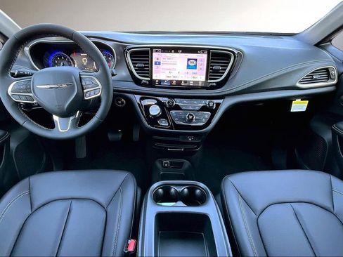 New 2026 Chrysler Pacifica Select image 5