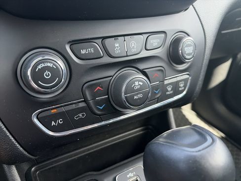Used 2019 Jeep Cherokee Trailhawk w/ Cold Weather Group AWD/4WD image 24