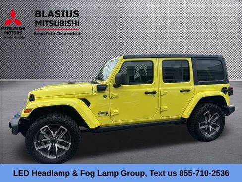 Used 2024 Jeep Wrangler Unlimited w/ Convenience Group AWD/4WD image 19