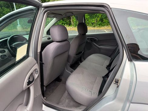 Used 2004 Ford Focus ZX5 Hatchback FWD image 13