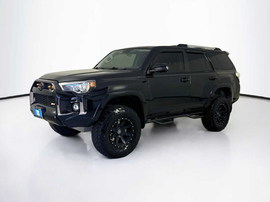 Used 2018 Toyota 4Runner SR5 AWD/4WD image 3