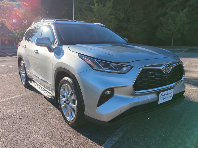 Used 2023 Toyota Highlander Limited AWD/4WD image 2