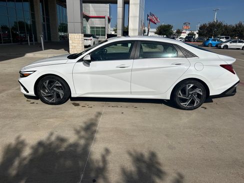Used 2025 Hyundai Elantra Limited FWD image 13