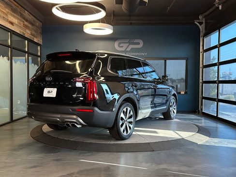 Used 2020 Kia Telluride EX w/ EX Premium Package AWD/4WD image 3