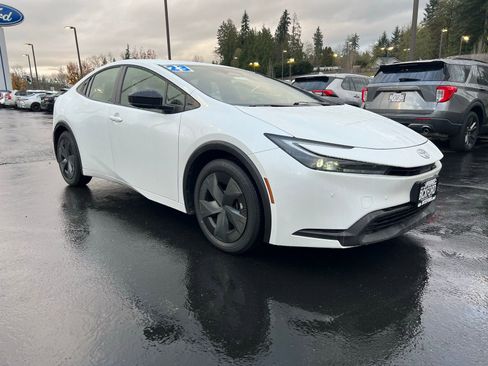 Used 2023 Toyota Prius LE image 2